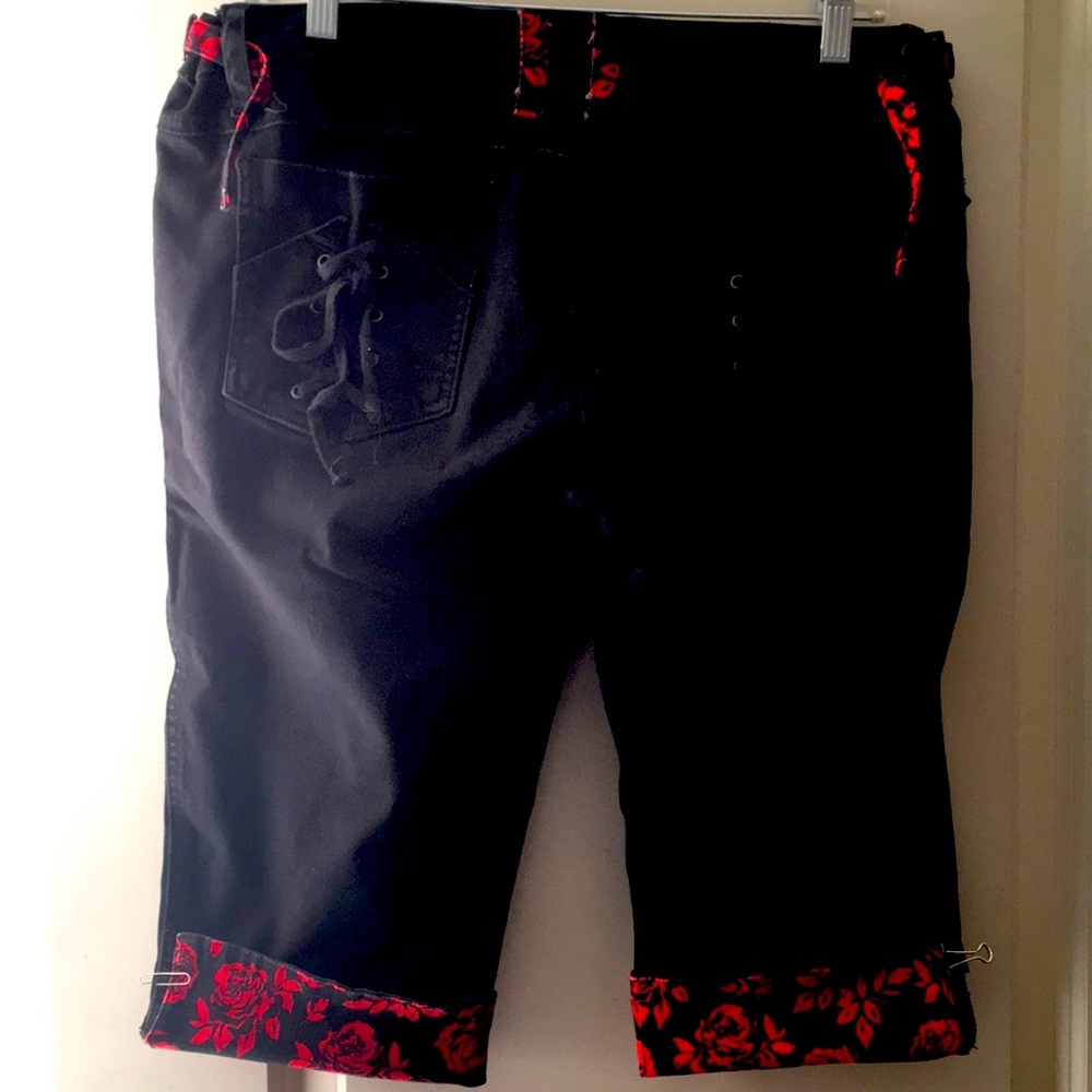 Knee long, capri’s, adorable trim goth culottes